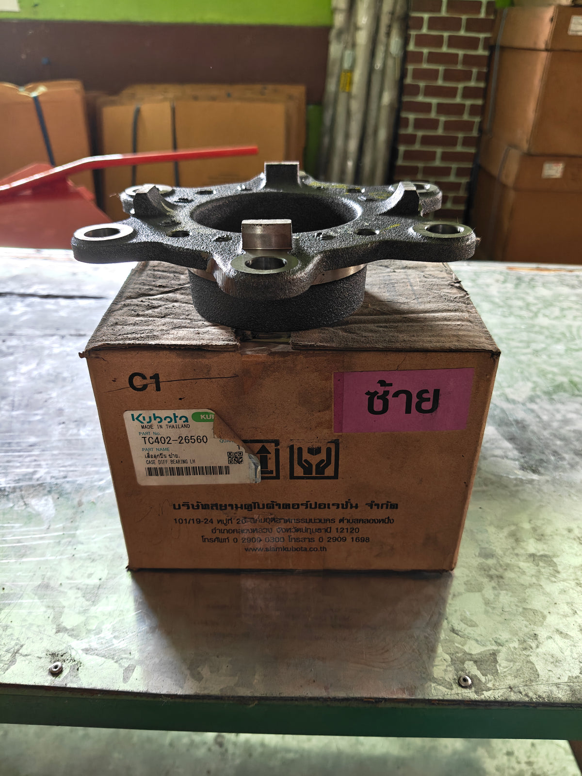 TC402-26560 CASE, DIFF. BEARING LH. (L-3608)
