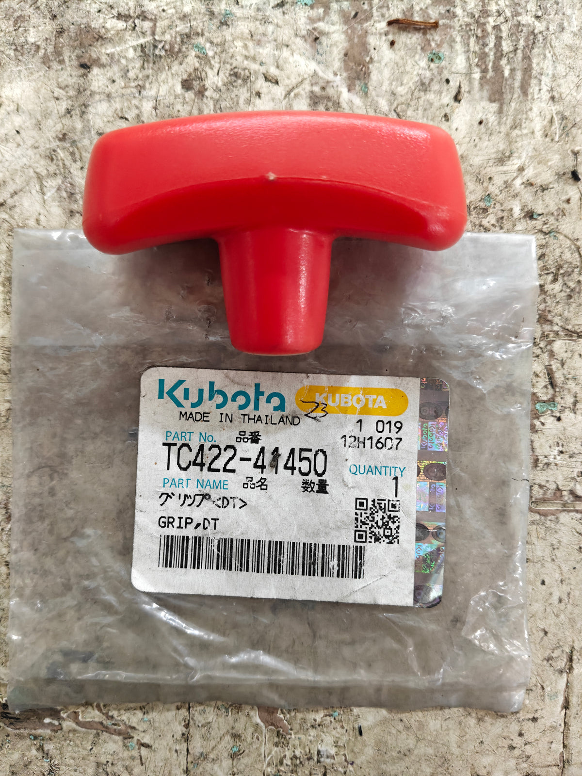 TC422-41450 GRIP, DT. (L-3608)