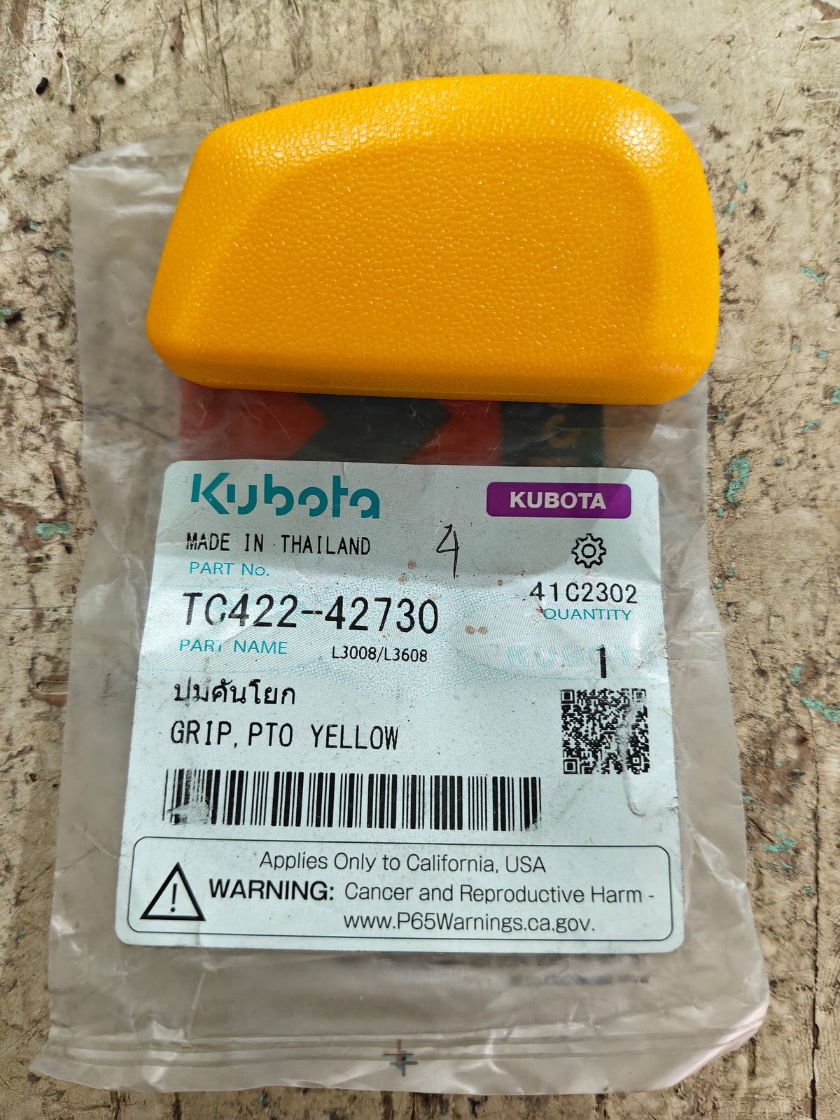 TC422-42730 GRIP, PTO YELLOW. (L-3608)