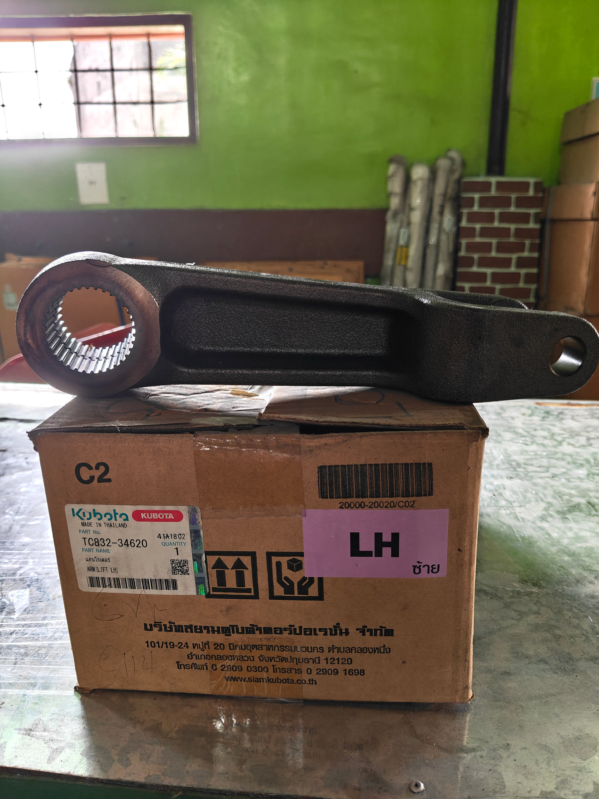 TC832-34620 ARM, LIFT LH.